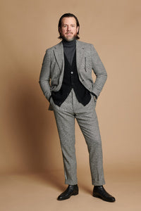 Monochrome Builder Capsule